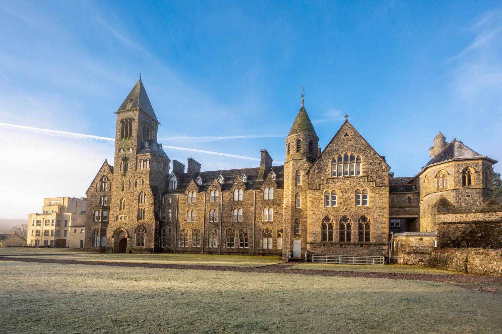 The Caledonian 3 Bedroom Self Catering Apartment In Historic Abbey Fort Augustus Extérieur photo